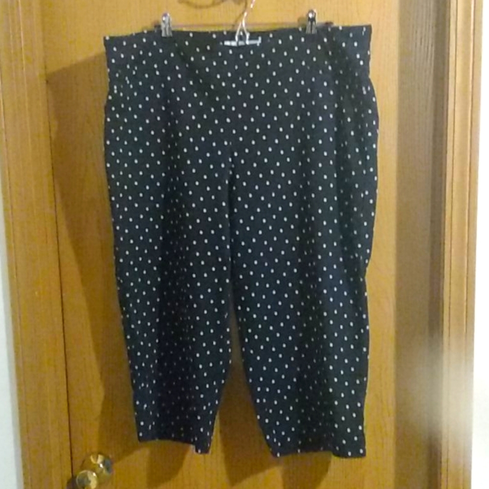 Croft & Barrow polka dot capri pants